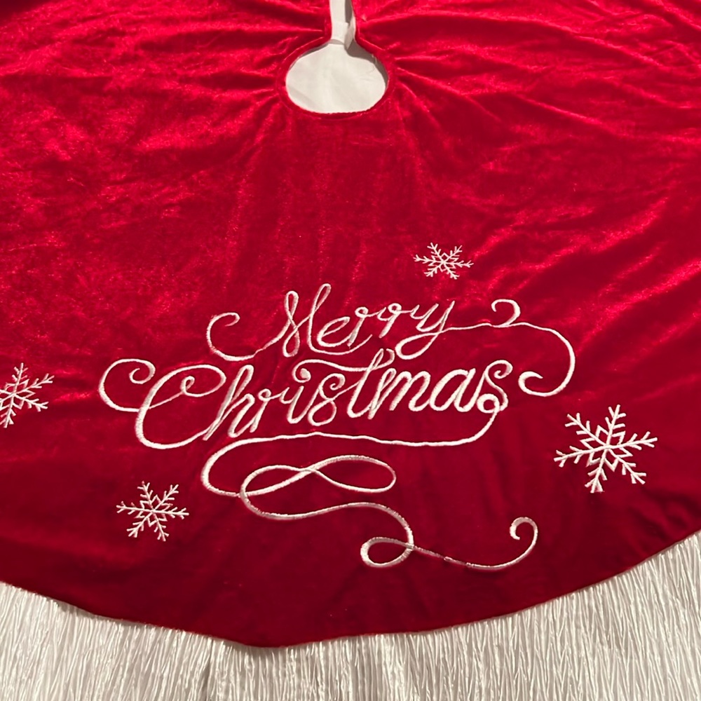 Plush Tree Skirt
